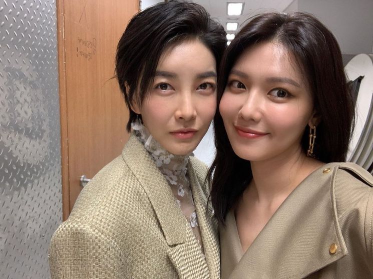 진서연, 수영과 함께 '얼씨 룩' 패션…겨울 패션의 완성