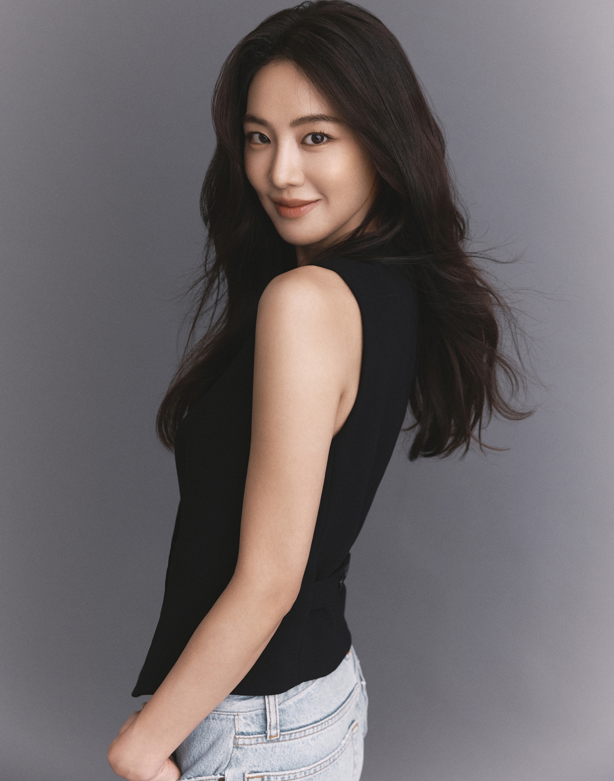 한지은, 30대 고혹美 물씬…독보적인 분위기 '새 프로필'
