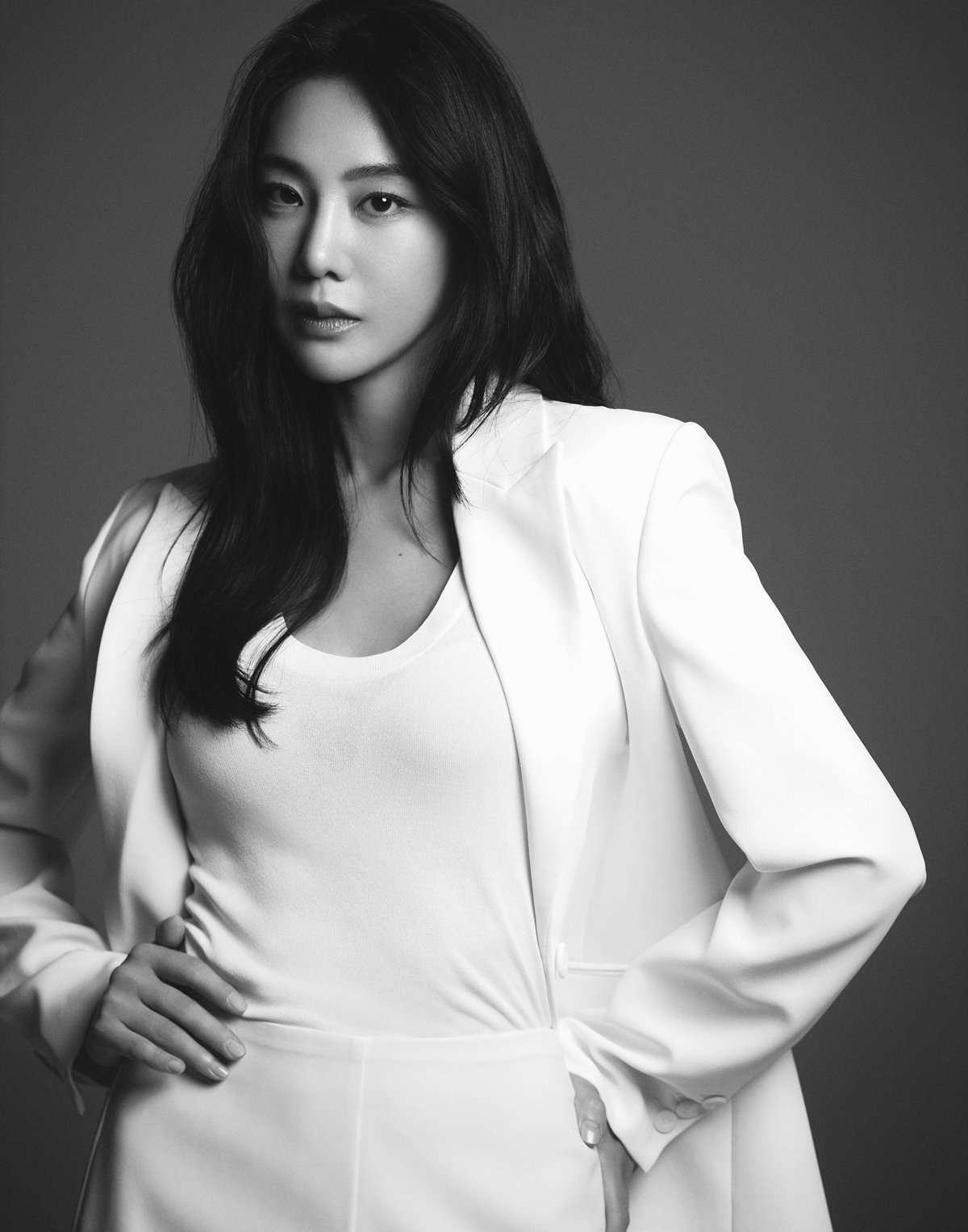 한지은, 30대 고혹美 물씬…독보적인 분위기 '새 프로필'