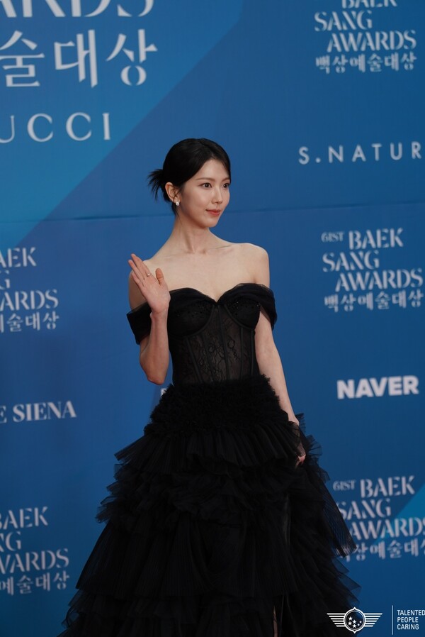 하서윤, 오프숄더 블랙드레스 입고 '백상예술대상' 레드카펫 빛냈다