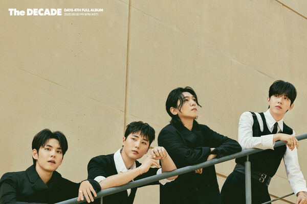 DAY6, 'The DECADE' 단체포토 공개…'클래식한 밴드감성 그림자' < 대중