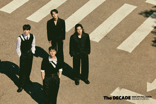 DAY6, 'The DECADE' 단체포토 공개…'클래식한 밴드감성 그림자' < 대중