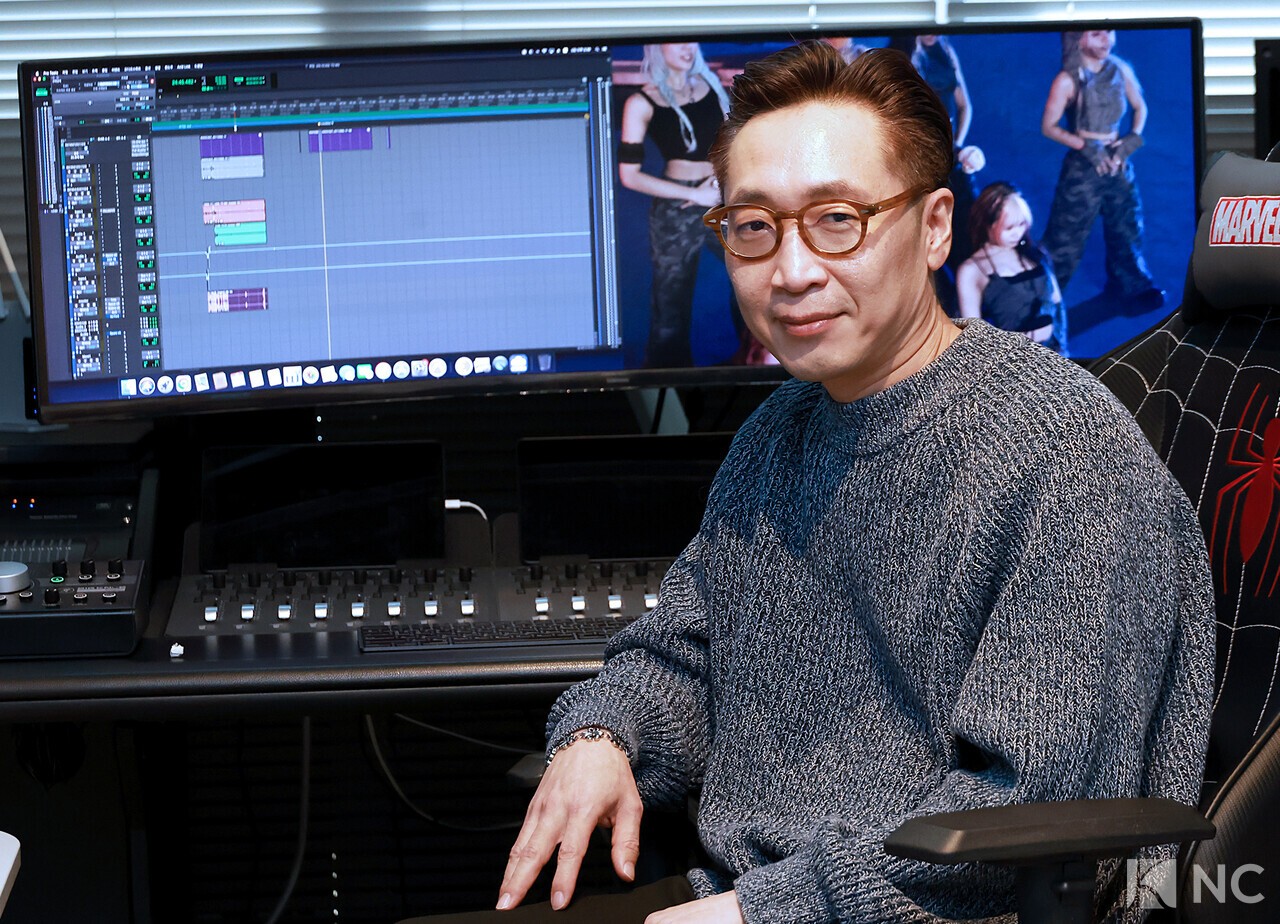 GBK엔터테인먼트 김기봉 대표가 뉴스컬처와의 인터뷰에 앞서 포즈를 취하고 있다. 사진=김규빈 기자