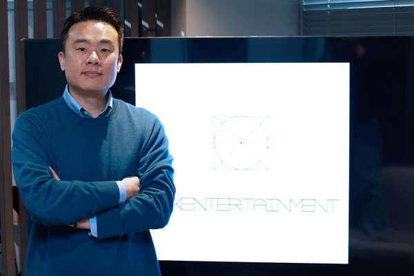 GBK엔터테인먼트 설동욱 대표가 뉴스컬처와의 인터뷰에 앞서 포즈를 취하고 있다. 사진=김규빈 기자