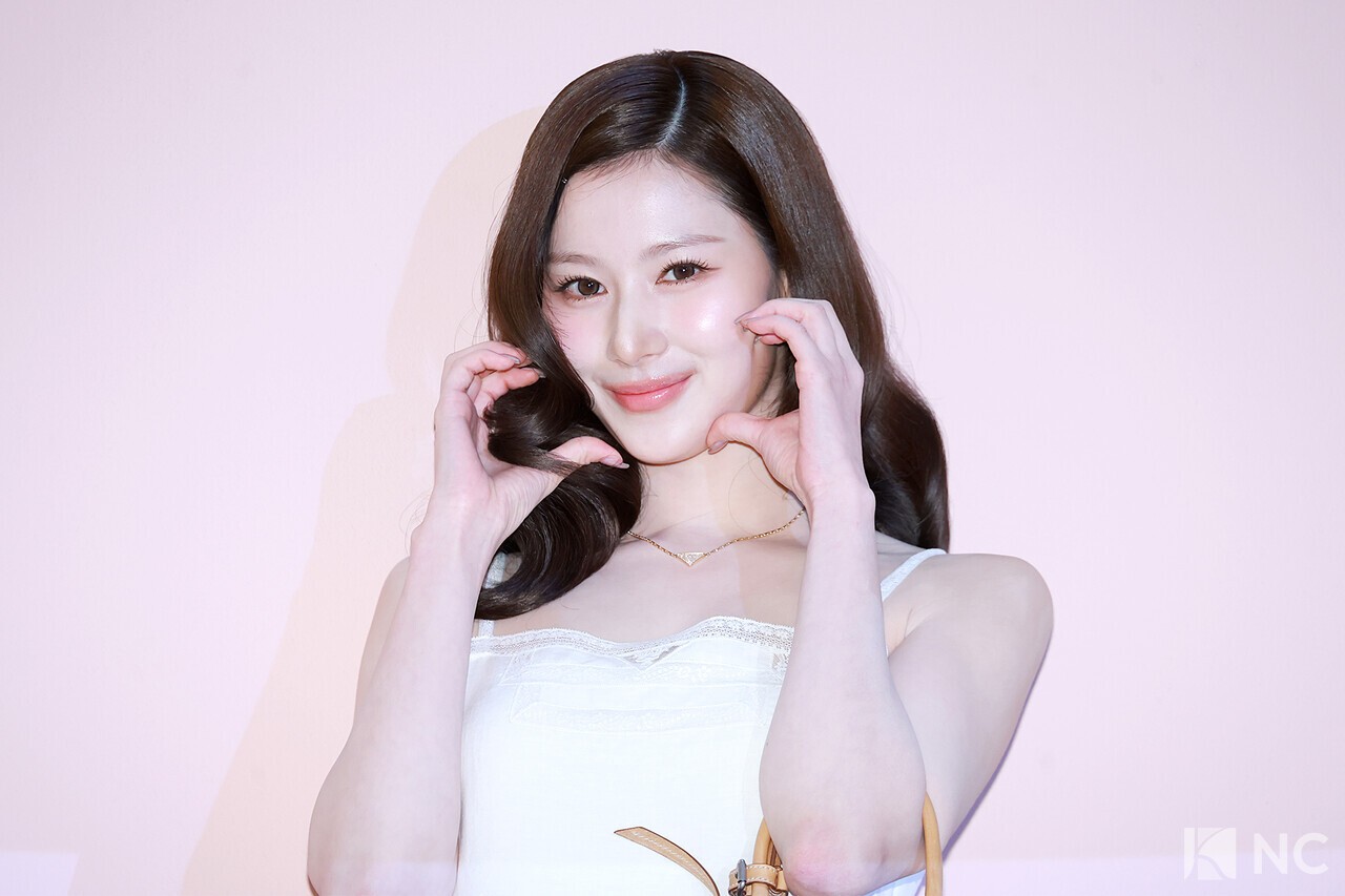 NC포토] 트와이스 사나, 나는 사나 없이 사나 마나 &lt; 포토/영상 &lt; 뉴컬현장 &lt; 기사본문 - 뉴스컬처