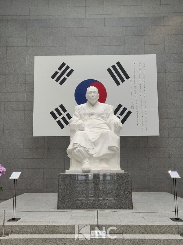 기념관 입구에 마련된 백범 김구 선생 좌상. 사진=뉴스컬처