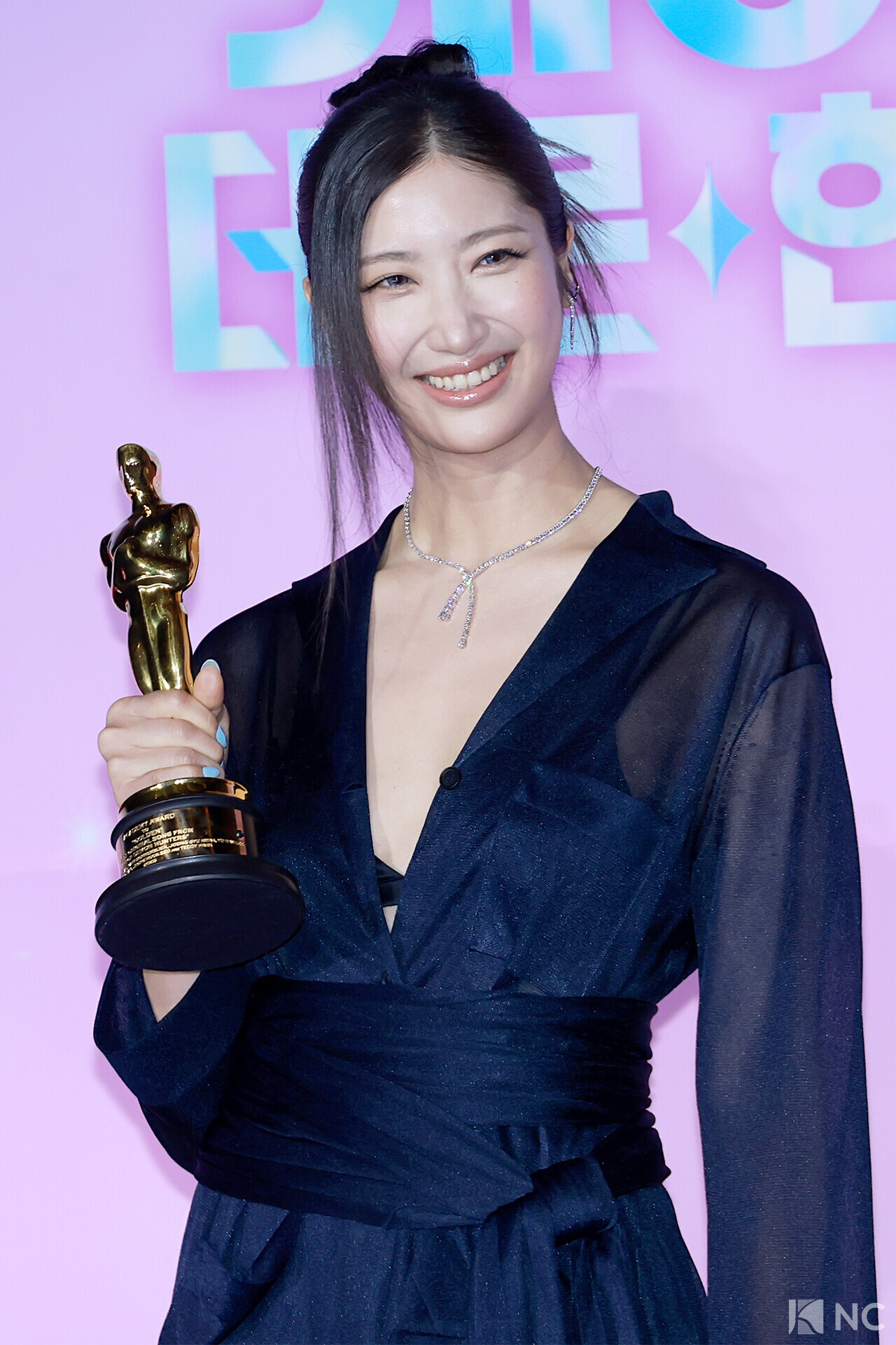 [NC포토] 이재, 아카데미상 트로피에 달콤한 키스