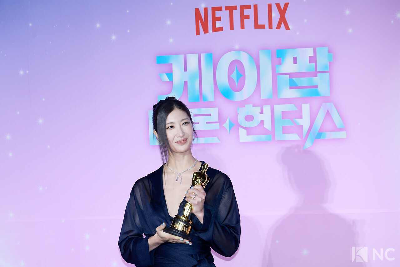 [NC포토] 이재, 아카데미상 트로피에 달콤한 키스