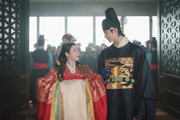 아이유 ·변우석, '진짜 부부' 됐다...'21세기 대군부인' 혼례식 공개