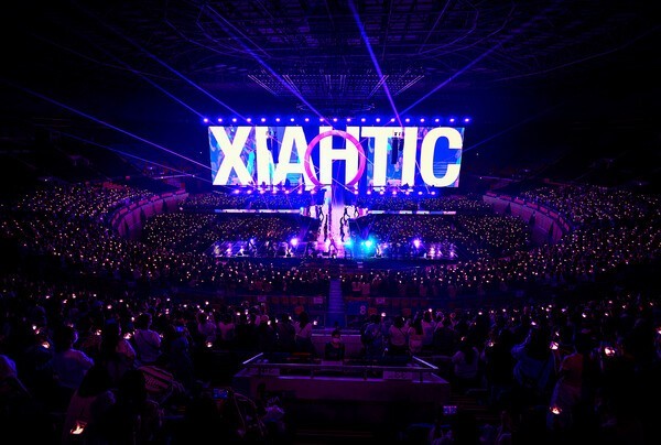 XIA、『GRAVITY』で魅せた新章 ファンと描いた特別な夜 < 일문