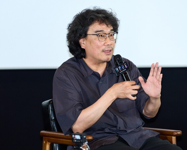 '<b>호프</b>' 보고 흥분한 봉준호 감독 "패기와 광기가 폭발한다"