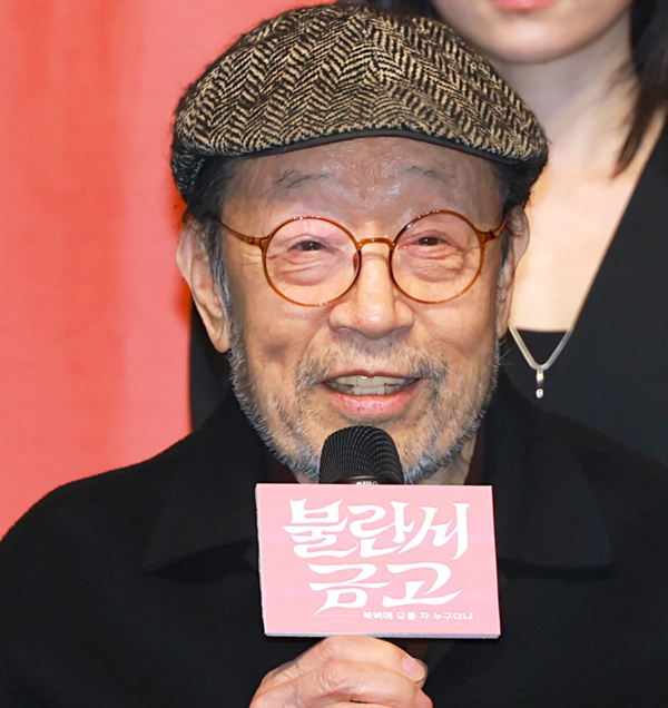 "연극으로 다시 쓰인 이름"...<b>신구</b>, '시대목격' 첫 장을 열다