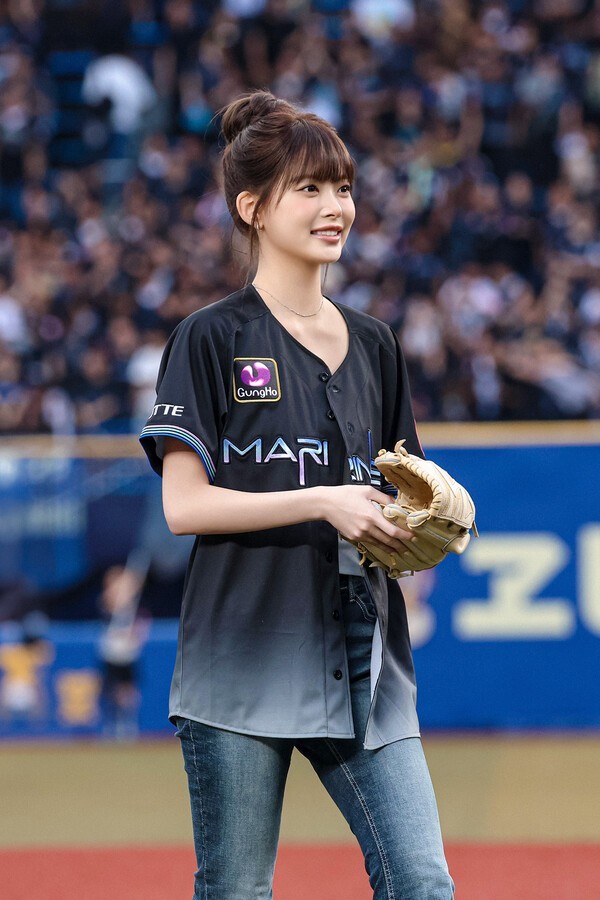 LE SSERAFIMホン・ウンチェ、日本プロ野球で始球式…ロッテ快勝の「勝利