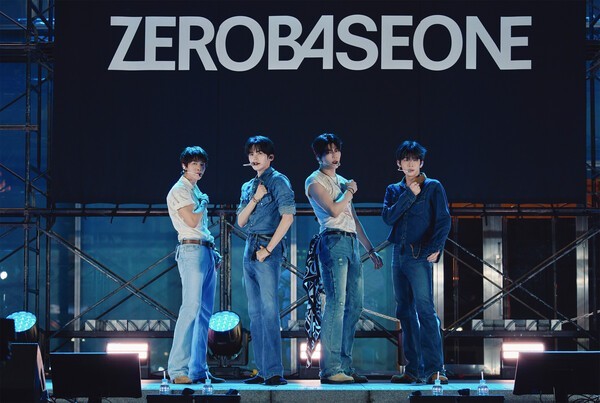 ZEROBASEONE、新宿ゲリラライブに4000人 Omoinotake藤井怜央と共演