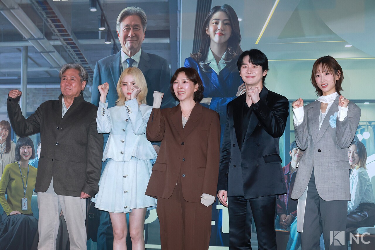 영화 '인턴' 무대인사 현장, 배우들과 감독이 함께한 모습