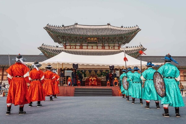 조선의 군사 소집령 '첩종'…<b>경복궁</b>에서 되살아나는 사열 의식