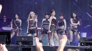 <b>아이브</b>, '<b>롤라팔루자 파리</b>' 실황 26일 공개…'파리 달군 K팝 센터 비주얼...
