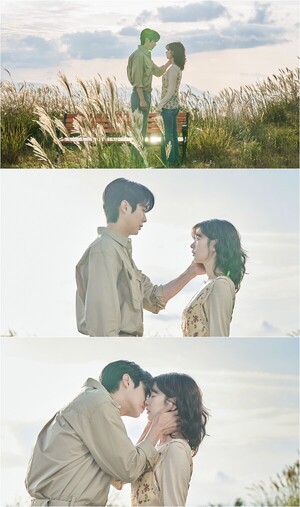 최우식정소민, <b>갈대밭</b>에서 폭발한 진심…심쿵 <b>키스</b> 예고('<b>우주메리미</b>...